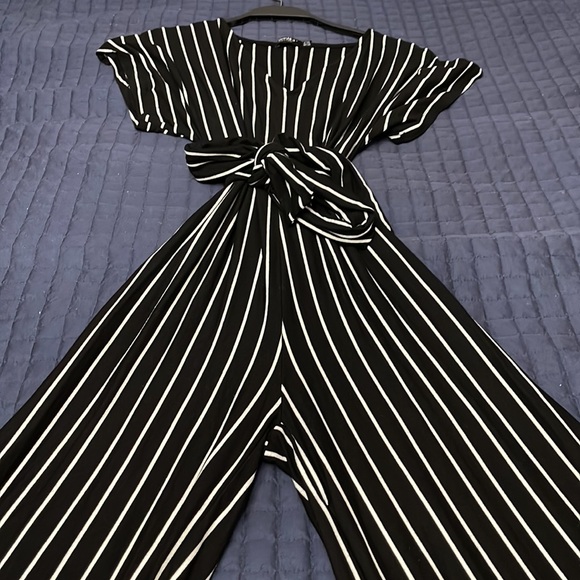 Black and white short sleeve jumpsuit. Wide legged. Front tie - Picture 3 of 3